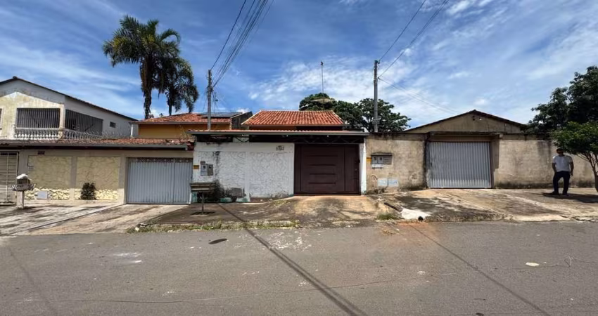 Imperdível oportunidade! Casa à venda em Aparecida de Goiânia-GO, Vila Brasília: 3 quartos, 1 suíte, 2 salas, 2 banheiros, 3 vagas, 95m².