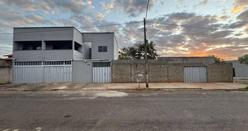 Sobrado à venda em Goiânia-GO, Res. Beatriz Nascimento: 5 quartos, 2 suítes, 3 salas, 4 banheiros, 3 vagas de garagem, 275 m².