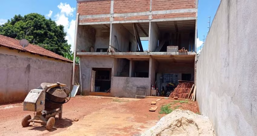 Sobrado de 3 quartos com suíte, 2 salas e 2 vagas de garagem no Setor São Carlos, Goiânia-GO: Confira!