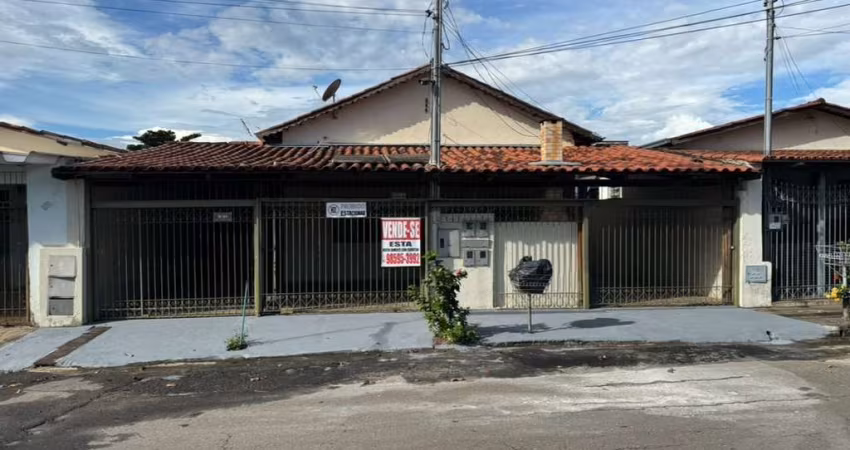 Imperdível casa à venda no Setor Bueno em Goiânia-GO: 3 quartos, 1 suíte, 2 salas, 3 banheiros, 3 vagas, 328m².