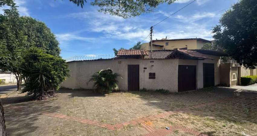 Casa à venda no Setor Bueno, Goiânia-GO: 3 quartos, 3 salas, 2 banheiros, 3 vagas - 273m² de área!