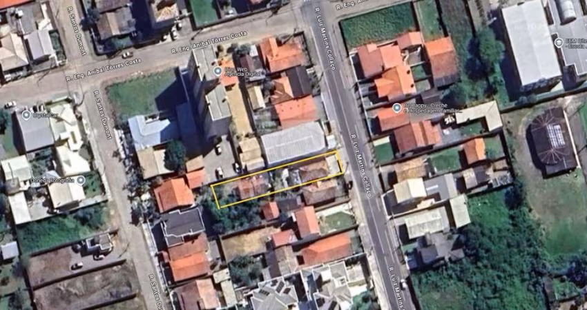 TERRENO COM DUAS CASAS DE MADEIRA
