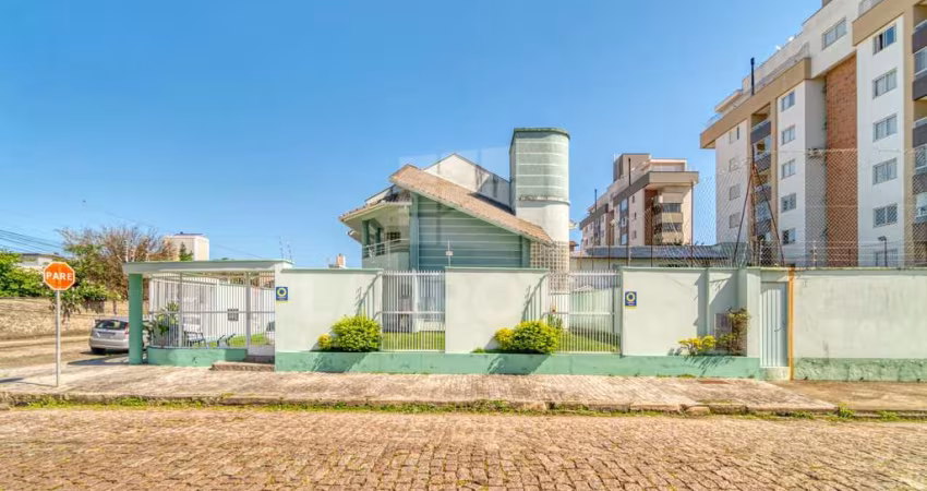 CASA DE ESQUINA EM AMPLO TERRENO PRÓX. AO FÓRUM