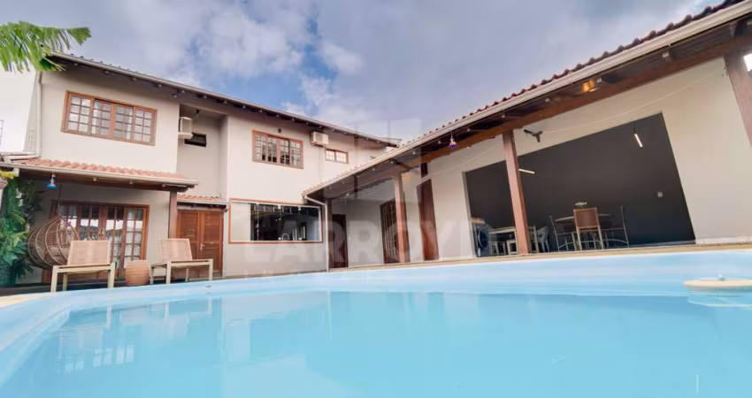 CASA MOBILIADA COM PISCINA