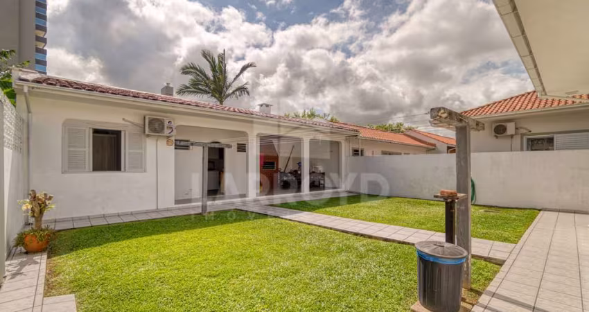 CASA NO CENTRO COM TERRENO AO LADO