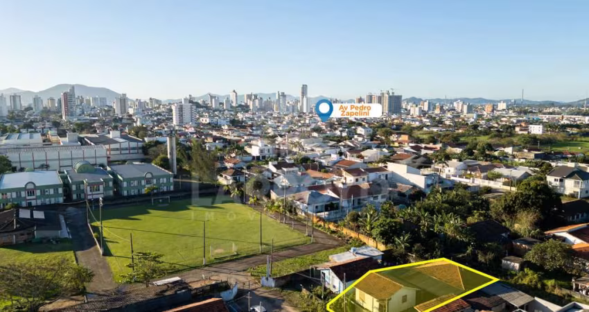 TERRENO COM DUAS CASAS