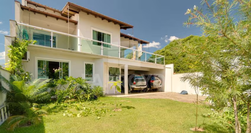 CASA COM DOIS PAVIMENTOS E PISCINA