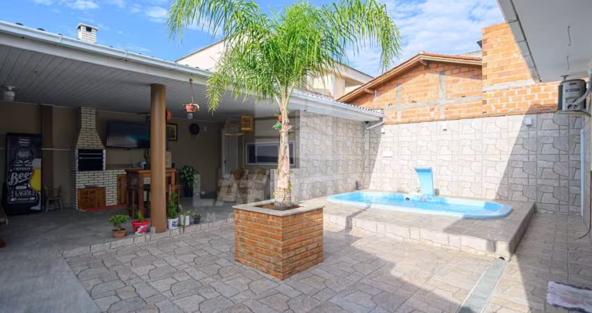 CASA SEMIMOBILIADA COM PISCINA