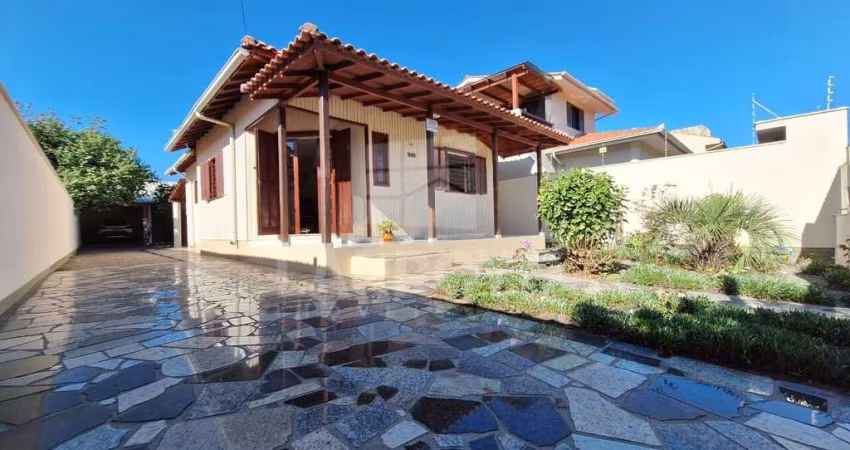 CASA COM EDÍCULA