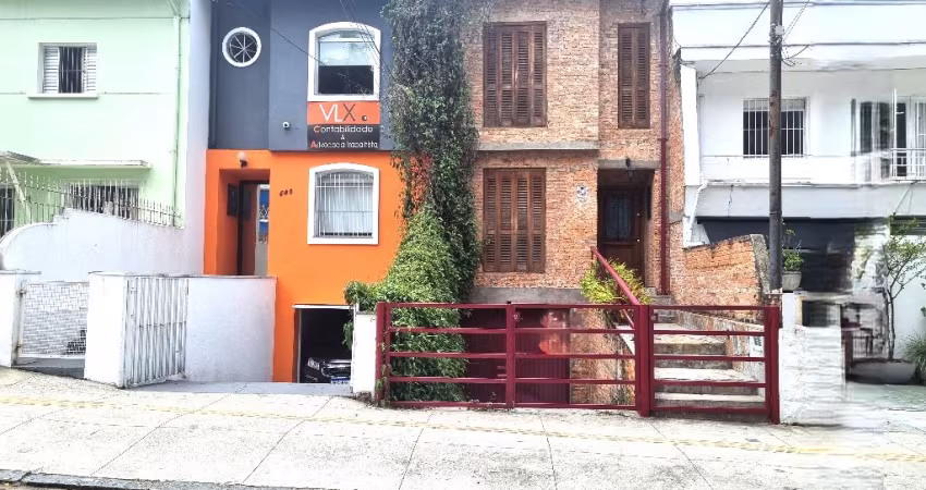 Aluga-se Casa Coml.em 230m², 5 salas, 2 Wc's, 3vgs