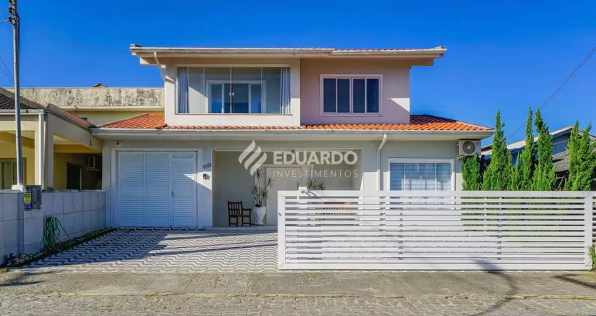 Casa com Sala Comercial e Piscina à Venda em Canto Grande, Bombinhas SC