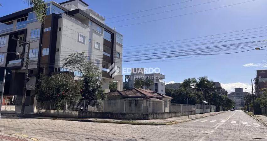 Lote à Venda com Casa de Madeira a 210m da Praia de Mariscal – Bombinhas/SC