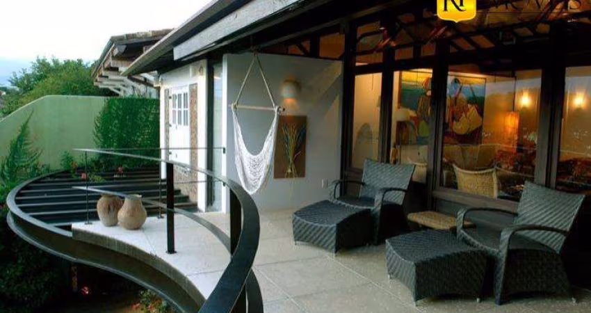 Casa Alto Padrão na Praia da Ferradura c/ pequena Praia Part
