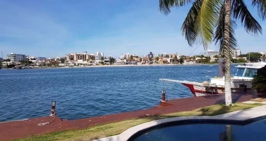 Casa Em condomínio frente o canal em Cabo Frio