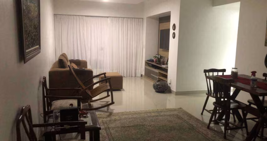 Apartamento Reformado com Ótima Localização Próxima à Praia e ao Comércio