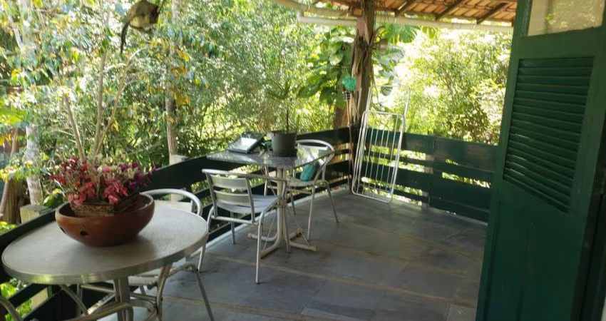 Casa duplex reformada à venda em condomínio em Cabo Frio, RJ