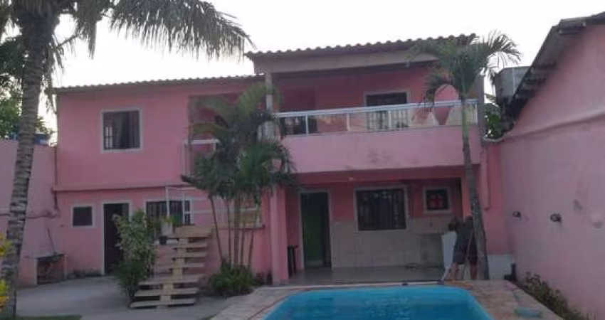 03 casas à venda no mesmo terreno com piscina em Cabo Frio, RJ