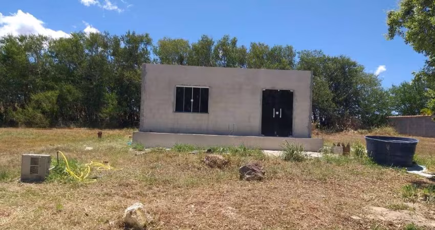 Terreno à venda com casa em construção em Araruama/RJ