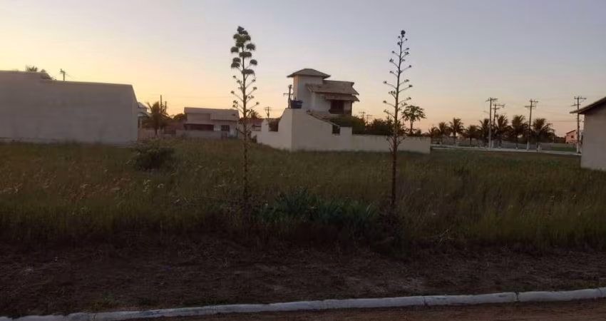 Terreno plano em condomínio com praia privativa em Arraial do Cabo