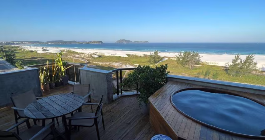 Cobertura à venda de frente para Praia do Forte em Cabo Frio/RJ