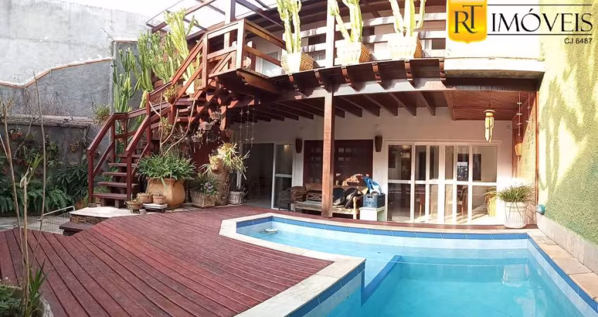 Casa na Praia Grande com potencial para transformar em pousada.