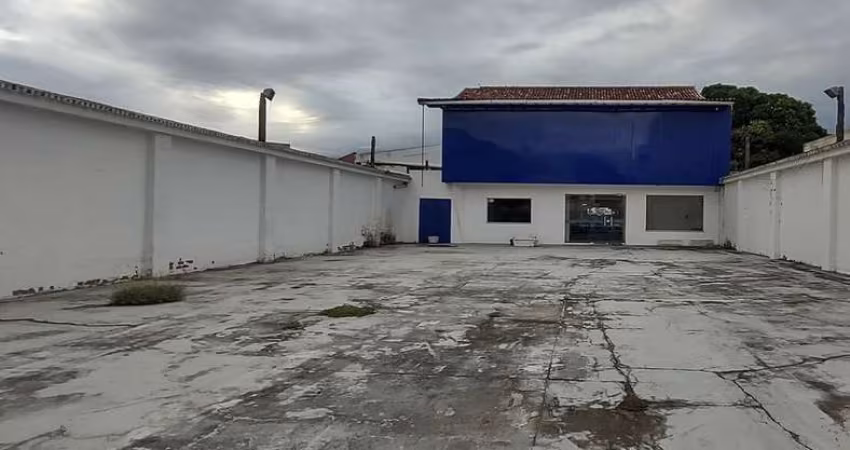Amplo imóvel comercial para locação no Centro de Araruama/RJ