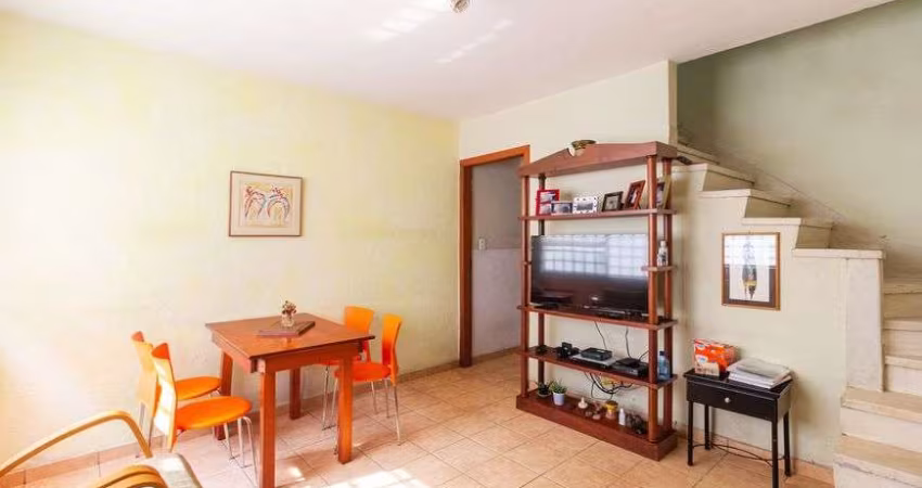 Sobrado a venda com 2 dormitórios e vasto quintal