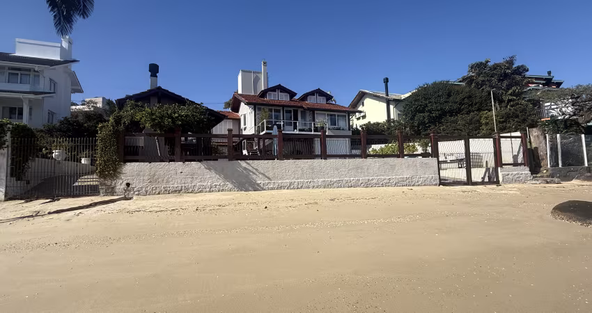 Casa de frente para a praia de Cacupe!