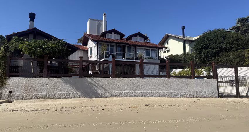 Casa de frente para a praia de Cacupe!