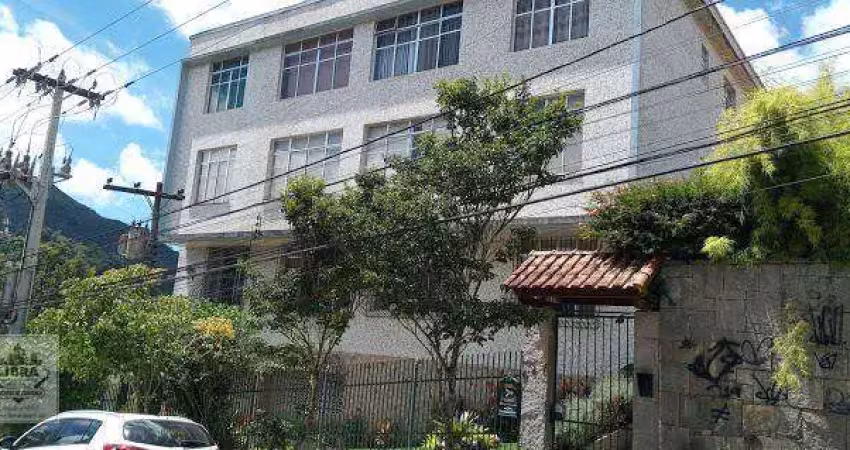 Apartamento térreo com 02 quartos, sala com jardim de inverno, banheiro social, cozinha, área de serviço, banheiro de empregada e garagem.