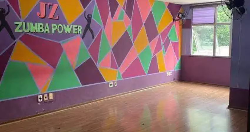 Sala comercial em localização privilegiada com 02 salas, banheiro social, cozinha e lavabo.
