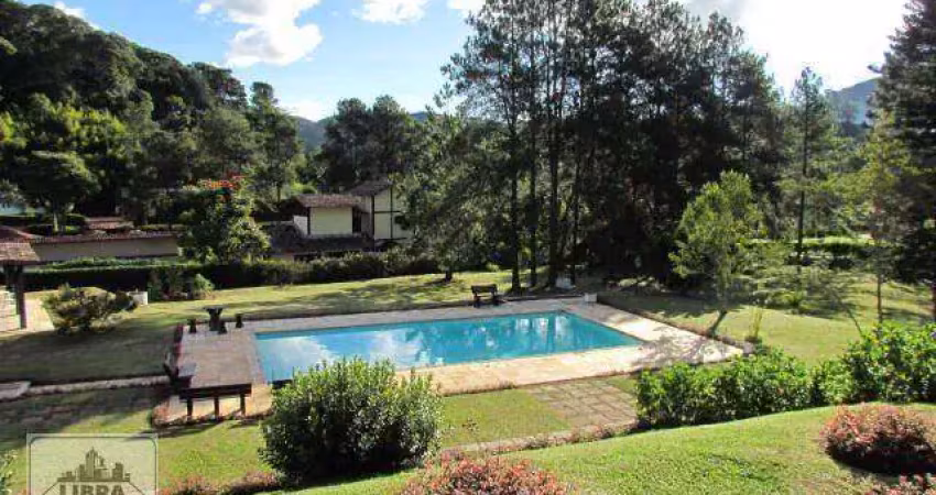Residência com 8.000 m², 6 suítes e área de lazer privativa completa à venda!