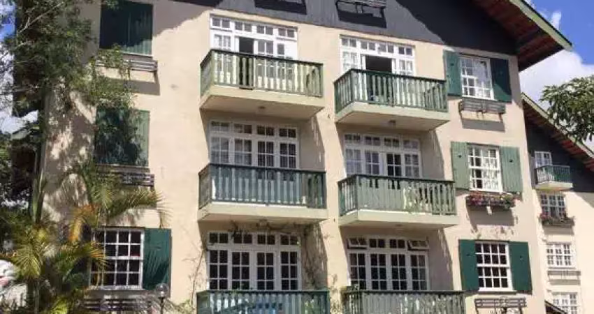 Cobertura duplex, 3 quartos (2 suítes), salão com lareira, varanda, banheiro social, cozinha planejada, área, estacionamento e lazer.