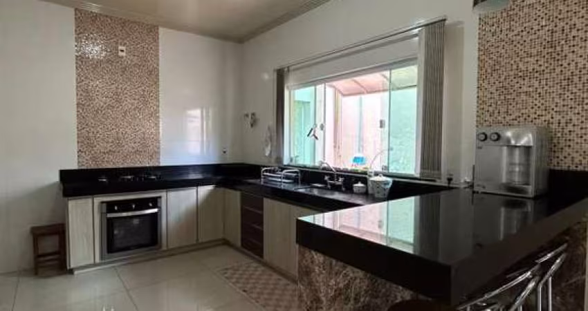 Casa para Venda em Araxá, CENTRO, 4 dormitórios, 1 suíte, 2 banheiros, 4 vagas