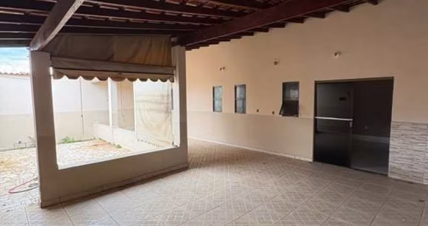 Casa para Venda em Araxá, URCIANO LEMOS, 4 dormitórios, 1 suíte, 2 banheiros, 2 vagas