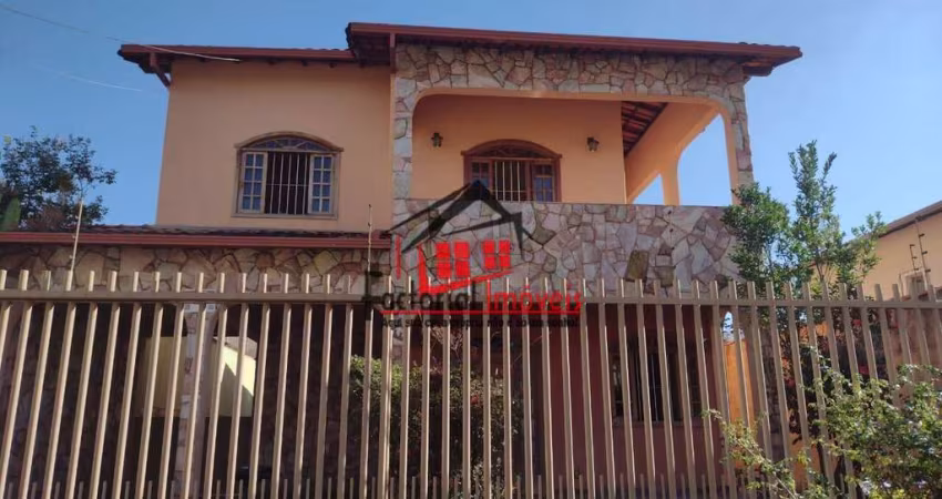 Casa com 320m² e duas vagas cobertas no Serrano
