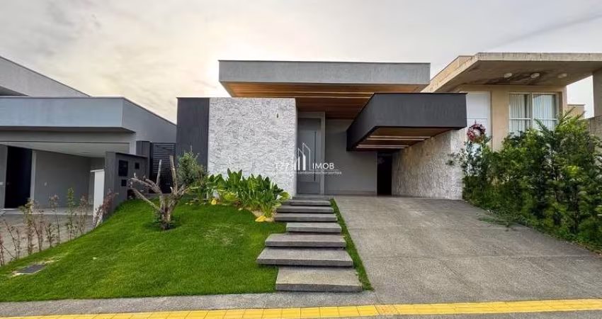 Casa térrea com 3 suítes sendo uma master com closet e banheira.