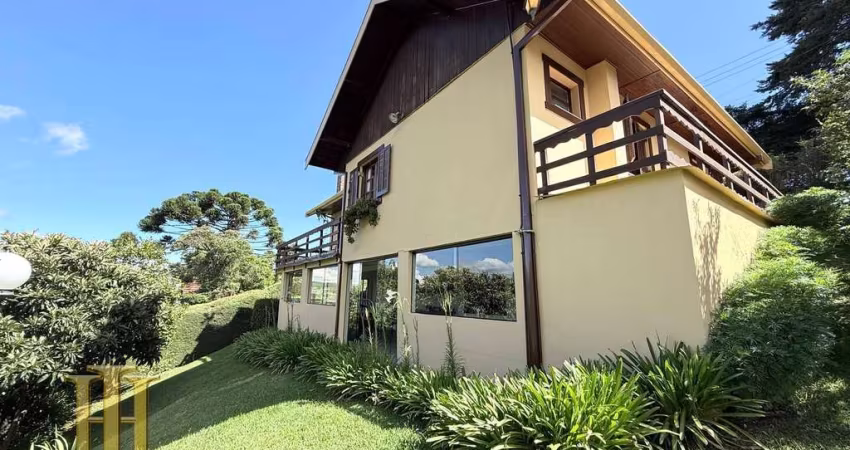 Casinha amarela  com vista para as montanhas