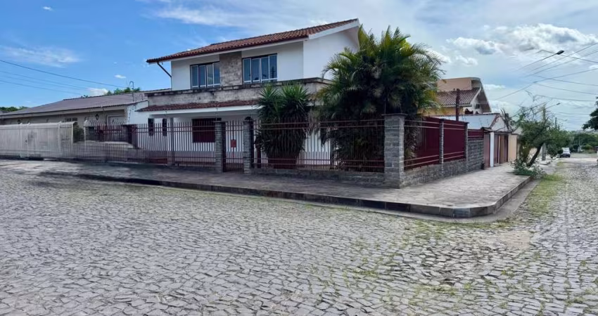 Casa alvenaria com aproximadamente 250 m² 4 dormitórios 2 suítes estar social es