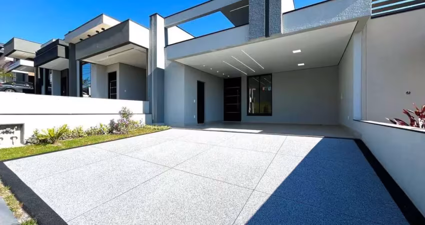 Casa com 3 suítes, toda planejada com armários e com piscina