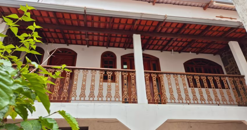ALUGO - CASA COM TERRAÇO - MARIA ORTIZ