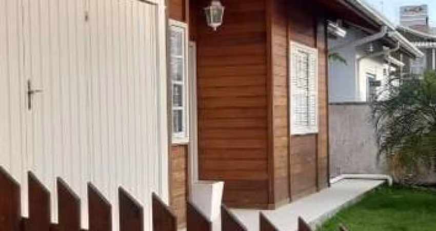 Casa á venda no Centro em Tijucas, 03 casas no terreno