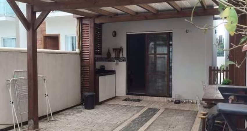 Casa no Areias com 2 dormitórios sendo um suíte possuindo 65m² a venda