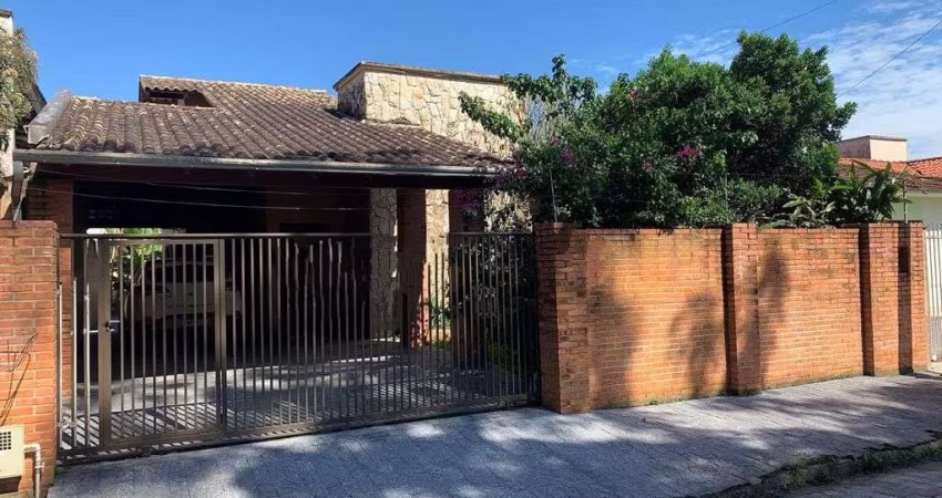 Casa á venda no bairro Universitários  com 4 dormitórios sendo 1 suíte com 138m²