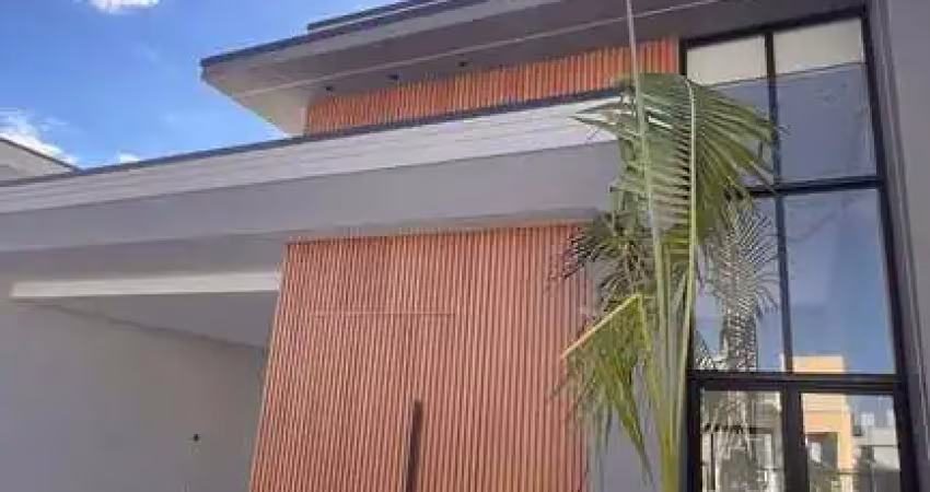 Maravilhosa casa á venda com piscina, 2 demi-suíte e 1 suíte com closet, 240m²