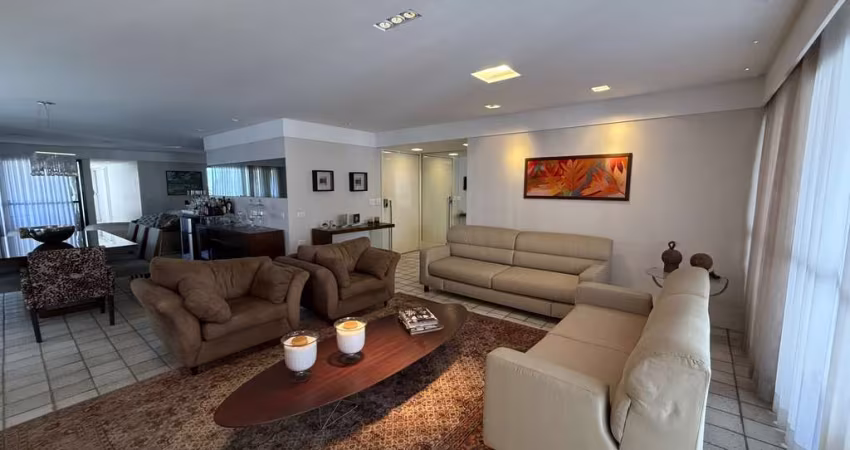 Excelente amplo apartamento à venda; com 276m; 3 salas; 4 quartos, 3 suítes; duas varandas e 3 gara