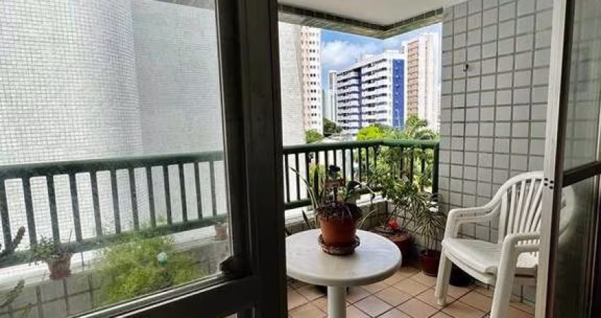 Apartamento à venda com 115m²; 3 quartos, sendo 1 suíte; dependência completa e 1 vaga de garagem,