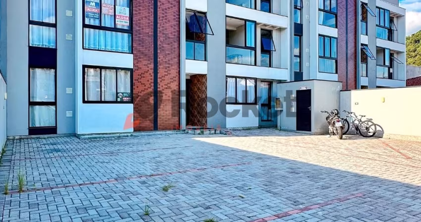 Apartamento semi-mobiliado com uma suíte mais um dormitório.