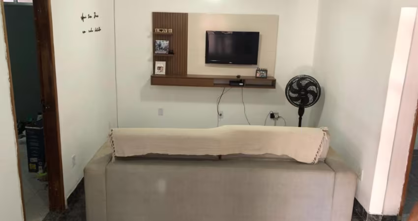 Casa a venda com 2 quartos + duas casas no terreno