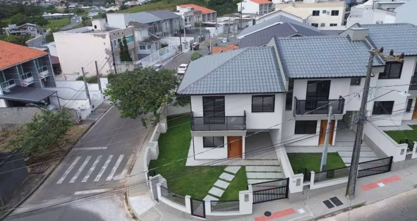 Casa à venda, no Bairro Potecas, São José-SC, com 3 quartos, sendo 1 suíte, com 2 vagas